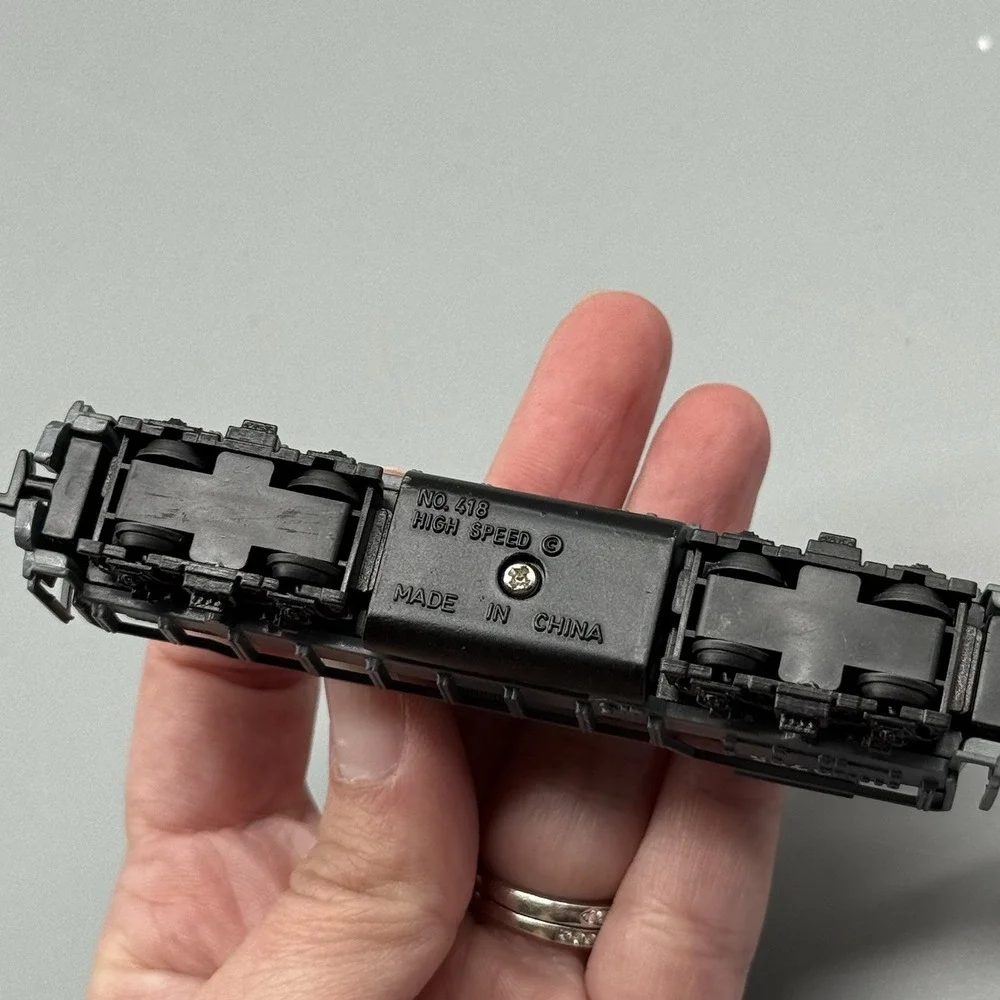 N Scale Southern Pacific Diesel Locomotive #9725 DC Analog 2-Rail B-B Gray Untes